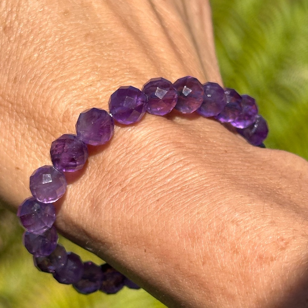 B21. Elegant 8mm Fine Faceted Amethyst Bracelet made in Maui